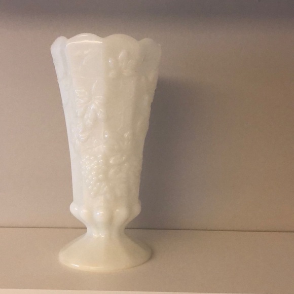 Accents Milk Glass Vase Vintage Excellent Condition Poshmark